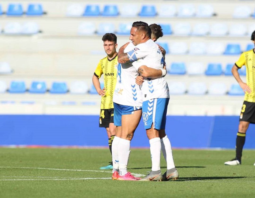 Suso se abraza con Fran Sol en el partido ante el Real Oviedo, que pudo significar su definitiva despedida al CD Tenerife. Suso se abraza con Fran Sol en el partido ante el Real Oviedo, que pudo significar su definitiva despedida al CD Tenerife.