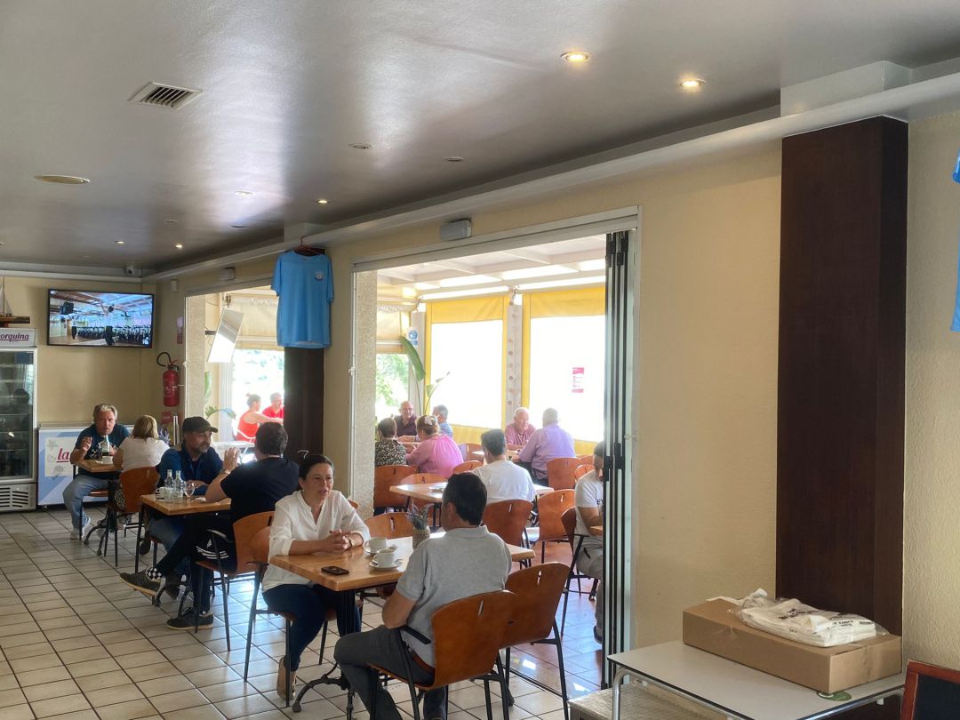Imagen de una cafetería-restaurante de Ibiza este domingo Imagen de una cafetería-restaurante de Ibiza este domingo