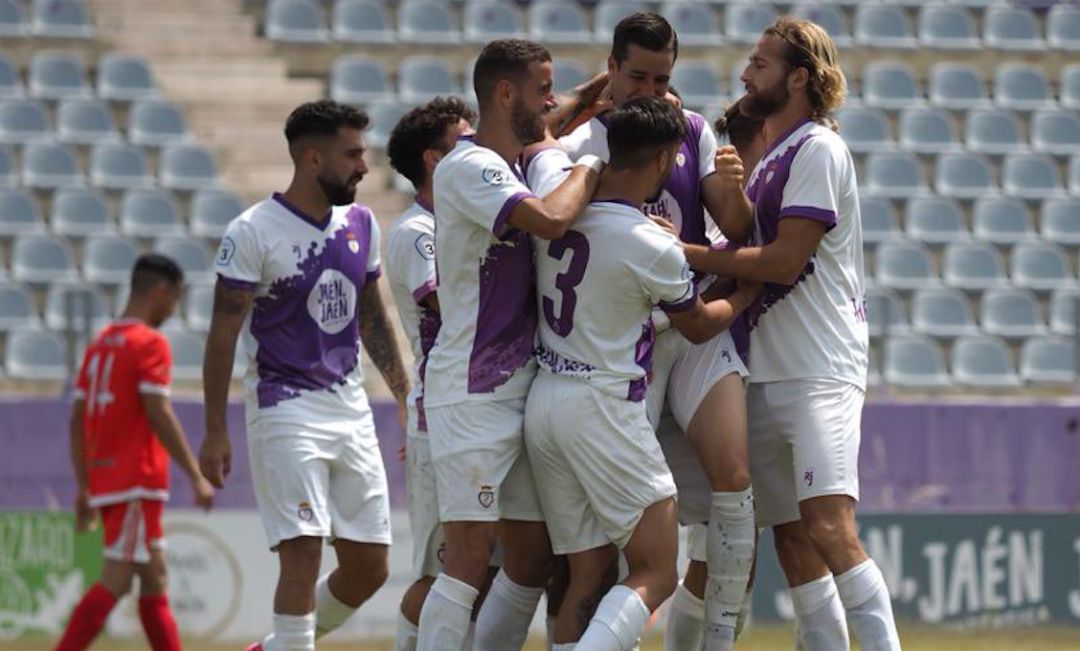 Los futbolistas del Real Jaén durante un momento del partido. Los futbolistas del Real Jaén durante un momento del partido.