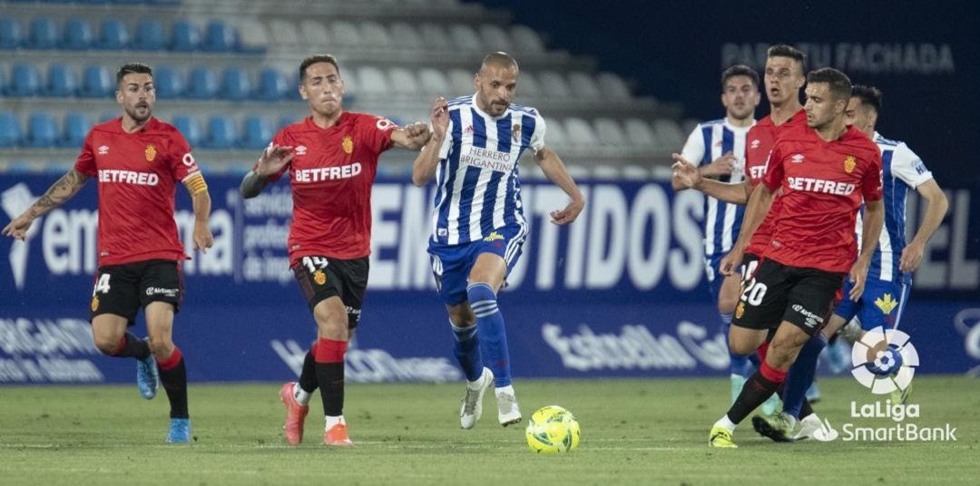 Yuri corre con el balón perseguido por los jugadores del Mallorca. Yuri corre con el balón perseguido por los jugadores del Mallorca.