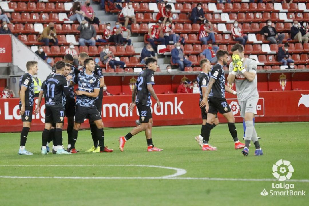 Mariño se lamenta ante la celebración de los jugadores del Almería. Mariño se lamenta ante la celebración de los jugadores del Almería.