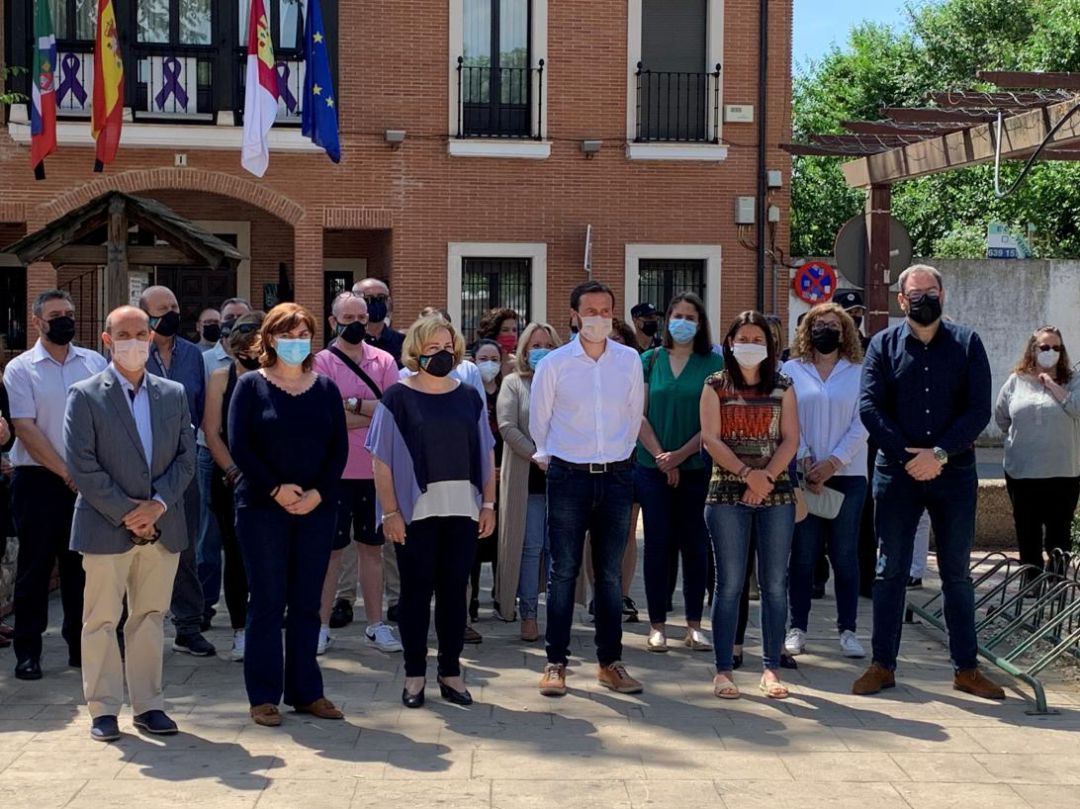 Vecinos y autoridades en la concentración por un nuevo asesinato machista en Alovera Vecinos y autoridades en la concentración por un nuevo asesinato machista en Alovera