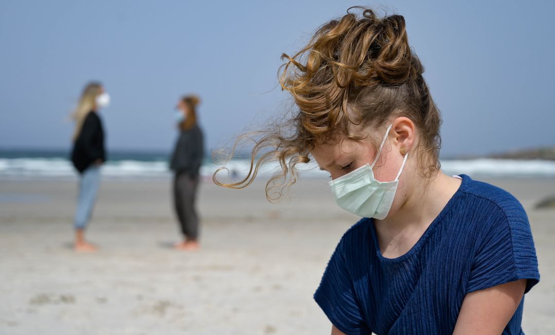 Una niña con mascarilla. Una niña con mascarilla.