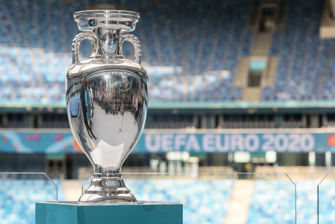El trofeo de la Eurocopa en el estadio de San Petersburgo El trofeo de la Eurocopa en el estadio de San Petersburgo