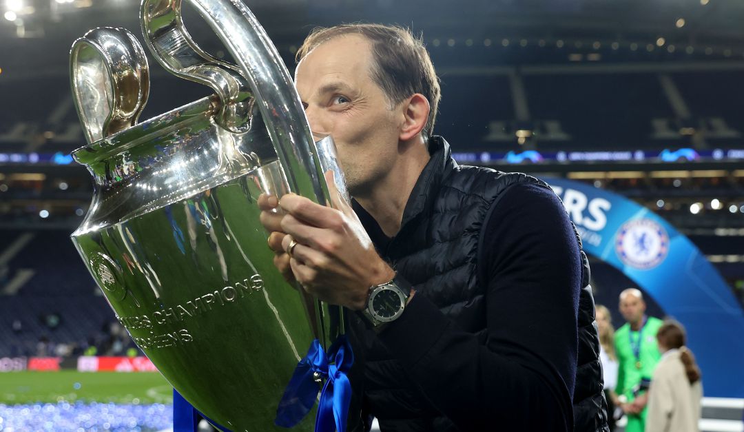 Thomas Tuchel besa el trofeo de la Champions League tras su victoria ante el Manchester City. Thomas Tuchel besa el trofeo de la Champions League tras su victoria ante el Manchester City.