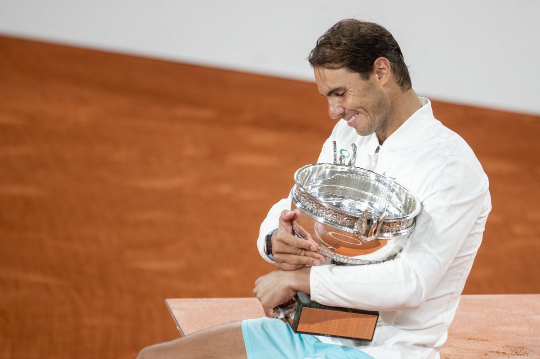 Rafa Nadal posando con su 13º Roland Garros Rafa Nadal posando con su 13º Roland Garros