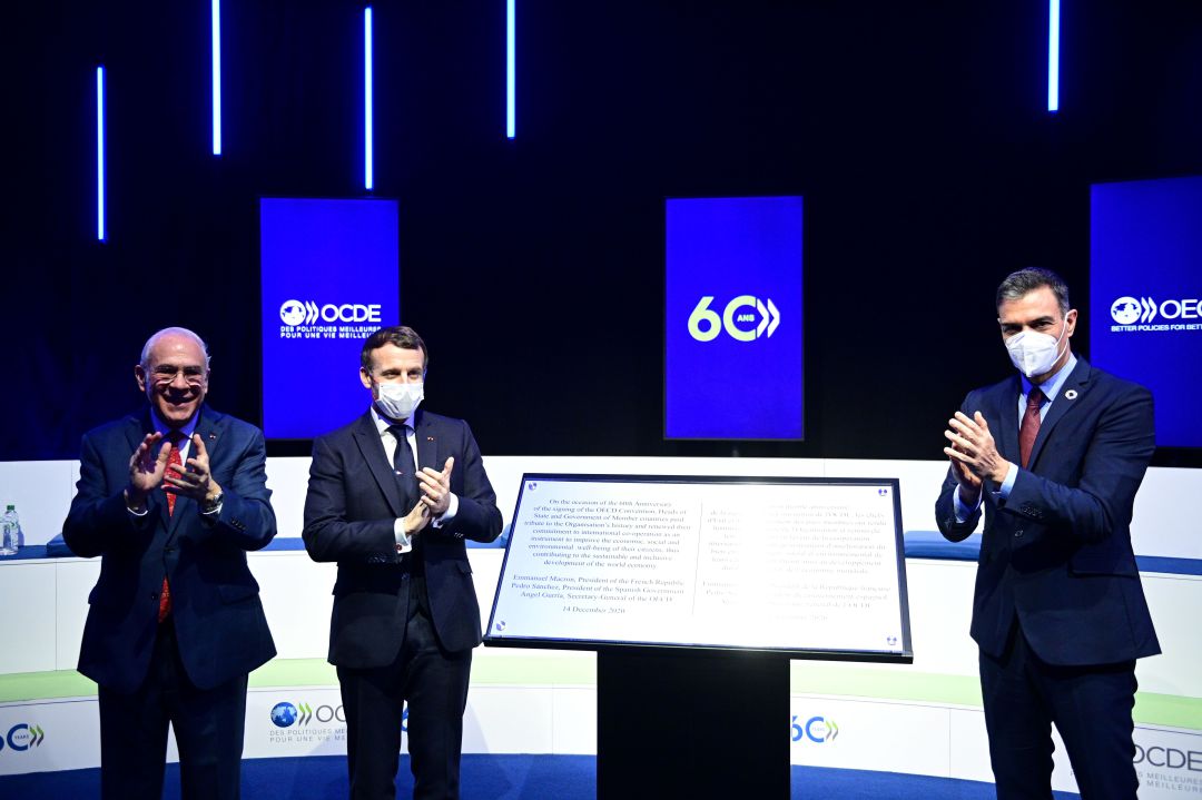 El secretario general de la OCDE, Ángel Gurría, junto al presidente francés Emmanuel Macron y el español Pedro Sánchez. El secretario general de la OCDE, Ángel Gurría, junto al presidente francés Emmanuel Macron y el español Pedro Sánchez.