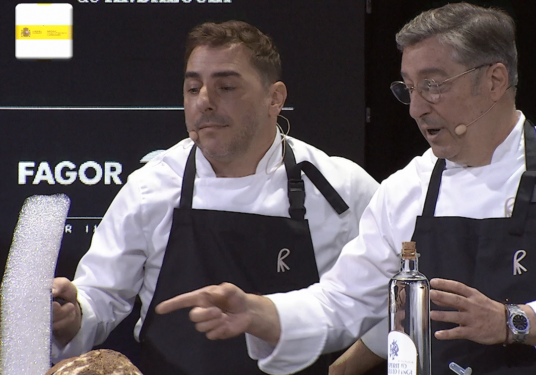 Mousse de cacao con burbujas voladoras de licor de cacao: el postre volador de Jordi Roca. Mousse de cacao con burbujas voladoras de licor de cacao: el postre volador de Jordi Roca.