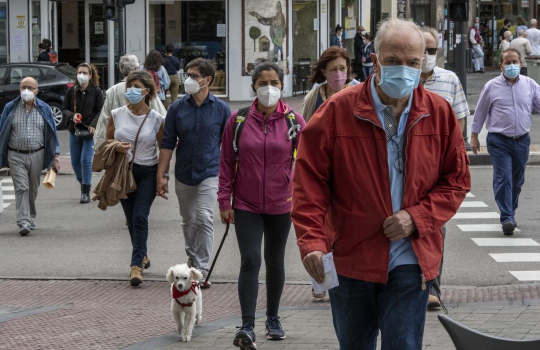Los inmunólogos creen que es demasiado pronto para eliminar las mascarillas en exteriores como plantea Page. Los inmunólogos creen que es demasiado pronto para eliminar las mascarillas en exteriores como plantea Page.