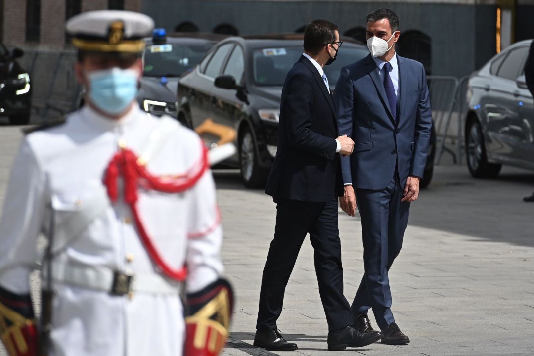 El presidente de España, Pedro Sánchez y el primer ministro de Polonia, Mateus Morawiecki, a su llegada a la XIII cumbre hispano-polaca que tiene lugar este lunes en la localidad madrileña de Alcalá de Henares. El presidente de España, Pedro Sánchez y el primer ministro de Polonia, Mateus Morawiecki, a su llegada a la XIII cumbre hispano-polaca que tiene lugar este lunes en la localidad madrileña de Alcalá de Henares.