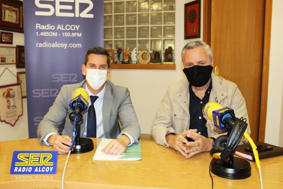 Nacho García, director de Caixa Popular de Alcoy, y Rafa Pérez, presidente de ACECA, en el estudio central de Radio Alcoy Nacho García, director de Caixa Popular de Alcoy, y Rafa Pérez, presidente de ACECA, en el estudio central de Radio Alcoy