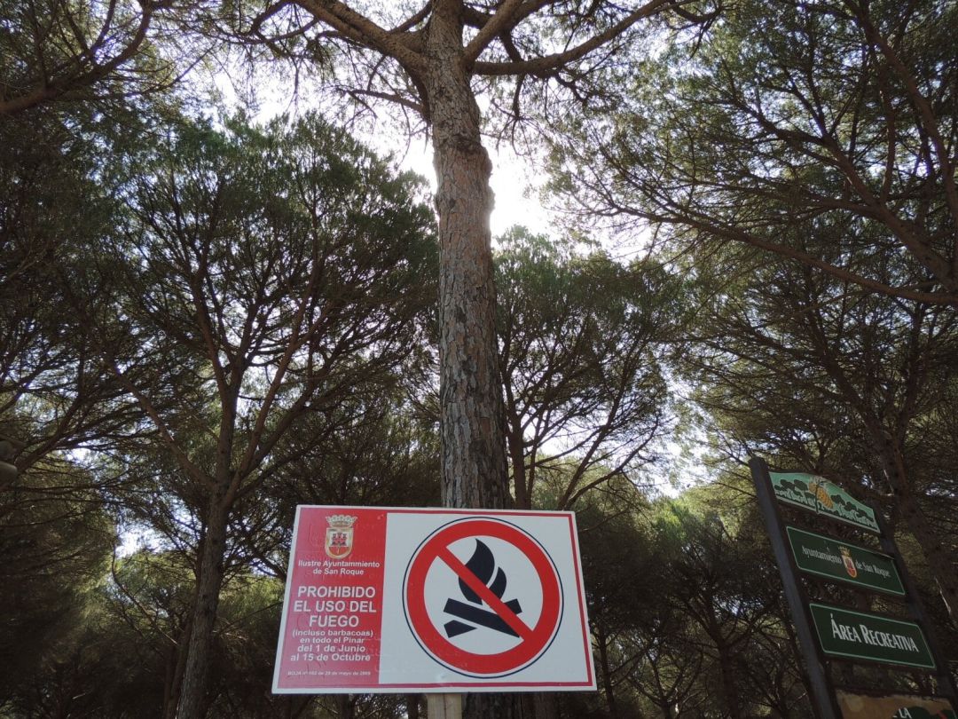 Cartel de prohibición de hacer fuego. Cartel de prohibición de hacer fuego.