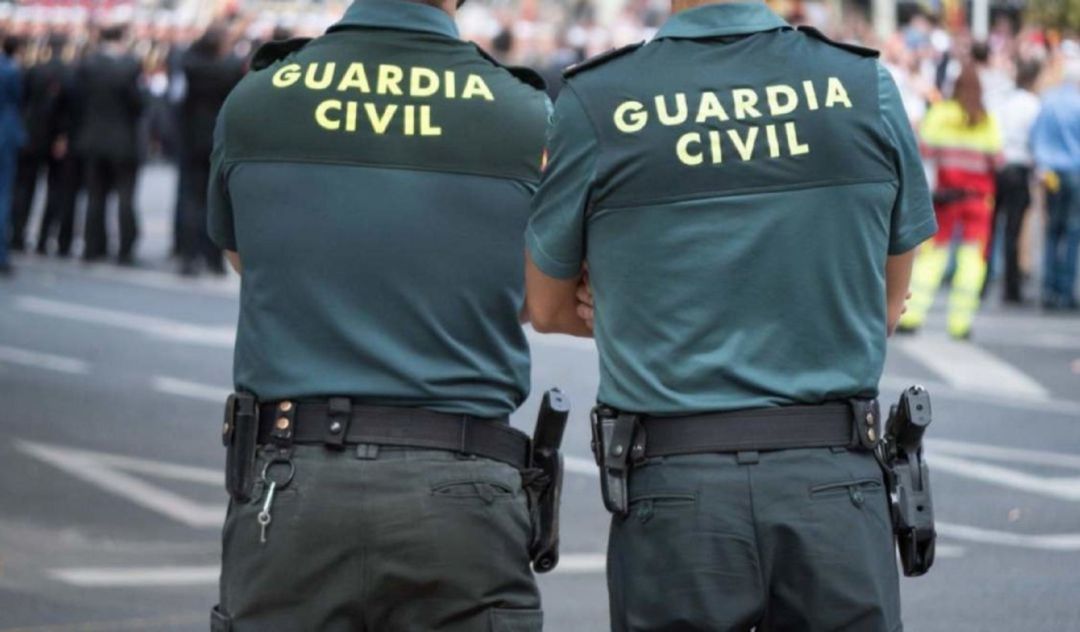 Dos agentes de Guardia Civil. Dos agentes de Guardia Civil.