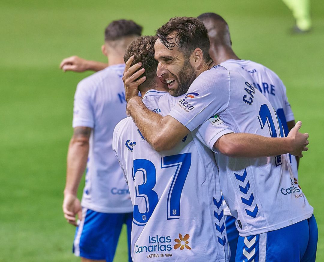 Carlos Ruiz celebra un gol de Germán Valera. Carlos Ruiz celebra un gol de Germán Valera.