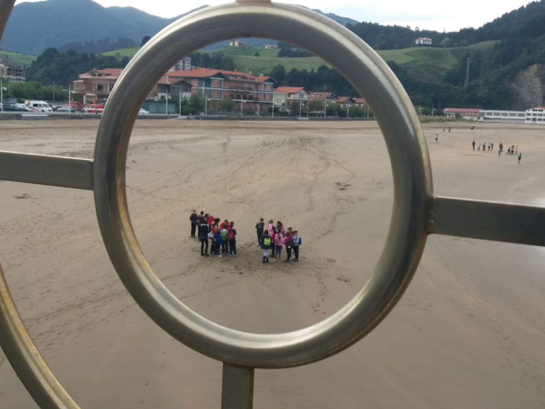 Las excursiones de escolares a la playa de Deba, para analizar estado del litoral, es ya un clásico del calendario escolar de Ermua Las excursiones de escolares a la playa de Deba, para analizar estado del litoral, es ya un clásico del calendario escolar de Ermua