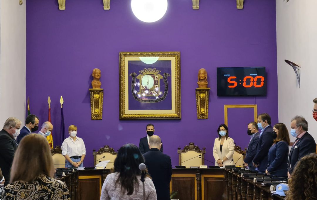 El pleno municipal de este lunes en el Ayuntamiento de Jaén comenzaba con un minuto de silencio en homenaje al antiguo edil socialista, fallecido recientemente, Eduardo Castro El pleno municipal de este lunes en el Ayuntamiento de Jaén comenzaba con un minuto de silencio en homenaje al antiguo edil socialista, fallecido recientemente, Eduardo Castro