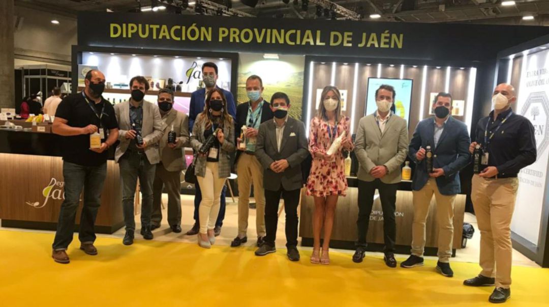 Representantes de los aceites 'Jaén Selección 2021' en la jornada inaugural de Madrid Fusión con Francisco Reyes, presidente de la Diputación. Representantes de los aceites 'Jaén Selección 2021' en la jornada inaugural de Madrid Fusión con Francisco Reyes, presidente de la Diputación.