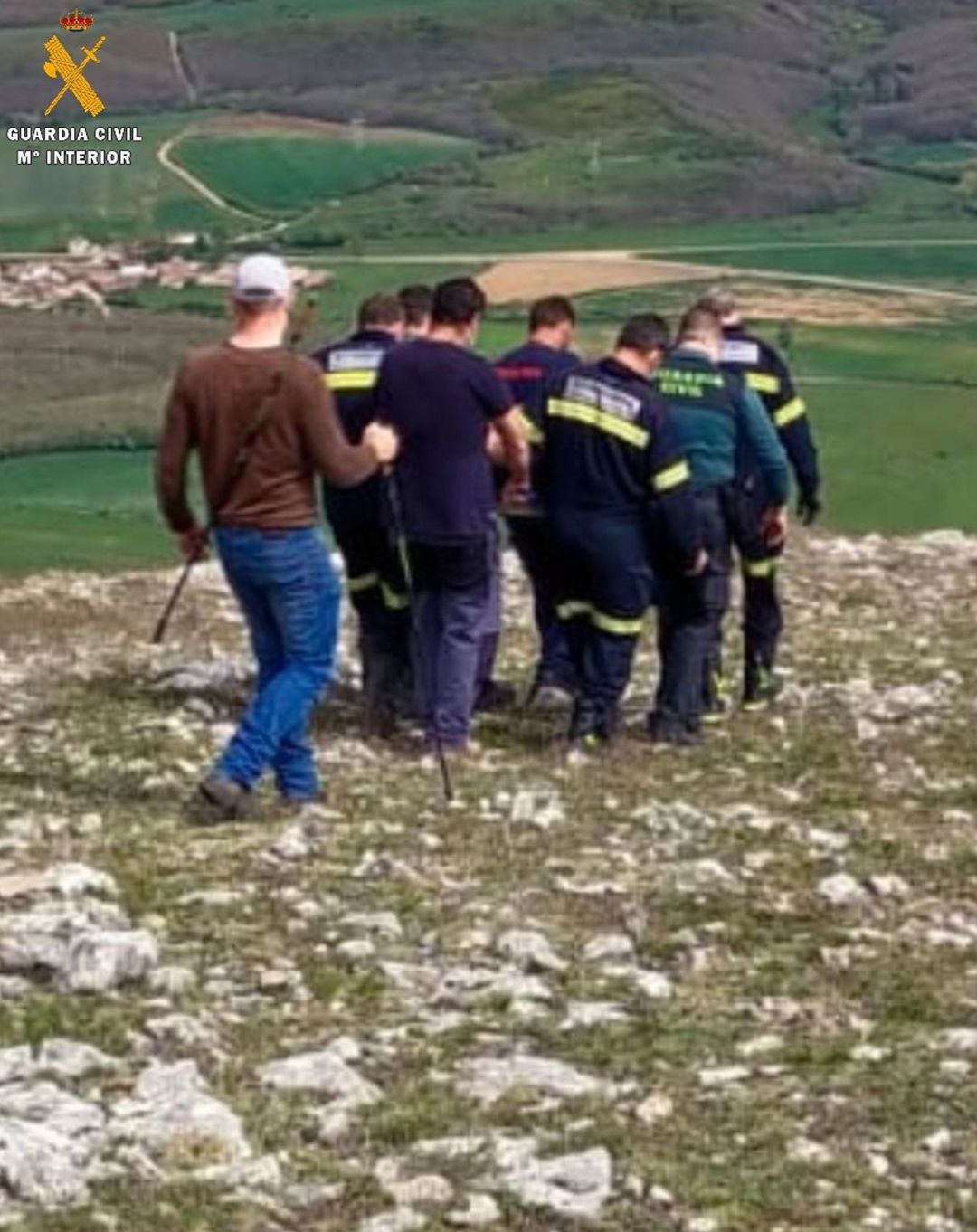 Miembros del equipo de rescate de la Guardia Civil socorriendo al accidentado. Miembros del equipo de rescate de la Guardia Civil socorriendo al accidentado.