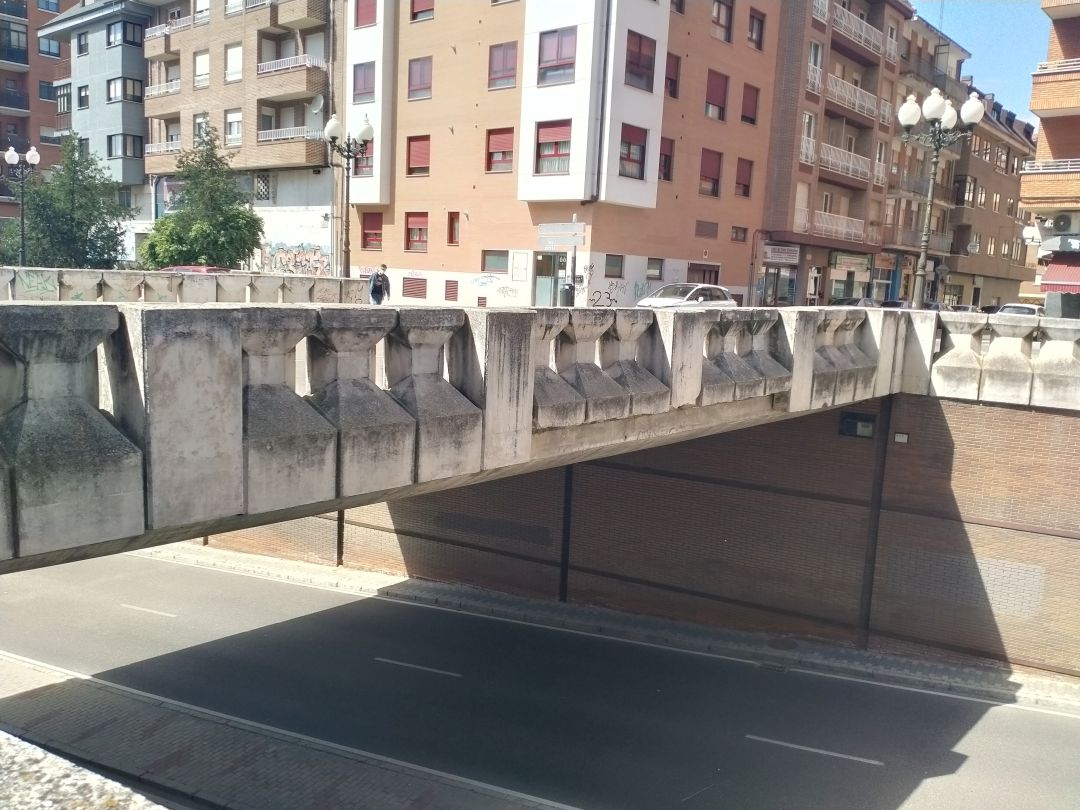 Paso superior de la calle Libertad sobre la travesía de Cardenal Cisneros Paso superior de la calle Libertad sobre la travesía de Cardenal Cisneros