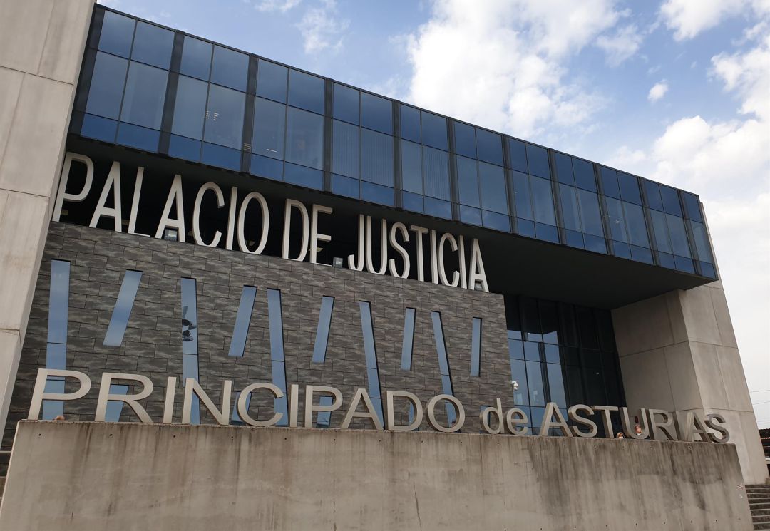 Al día siguiente del fallecimiento de la mujer el hijo retiró de su cuenta 3.000 euros. Al día siguiente del fallecimiento de la mujer el hijo retiró de su cuenta 3.000 euros.