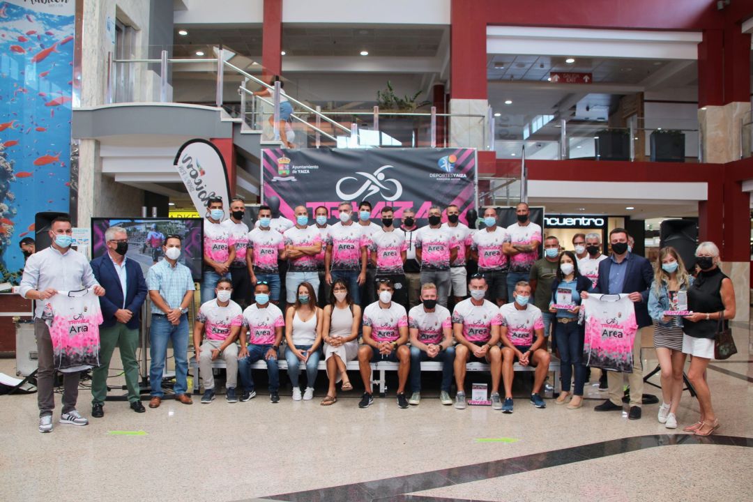 Foto de familia del Triyaiza con las autoridades municipales. Foto de familia del Triyaiza con las autoridades municipales.