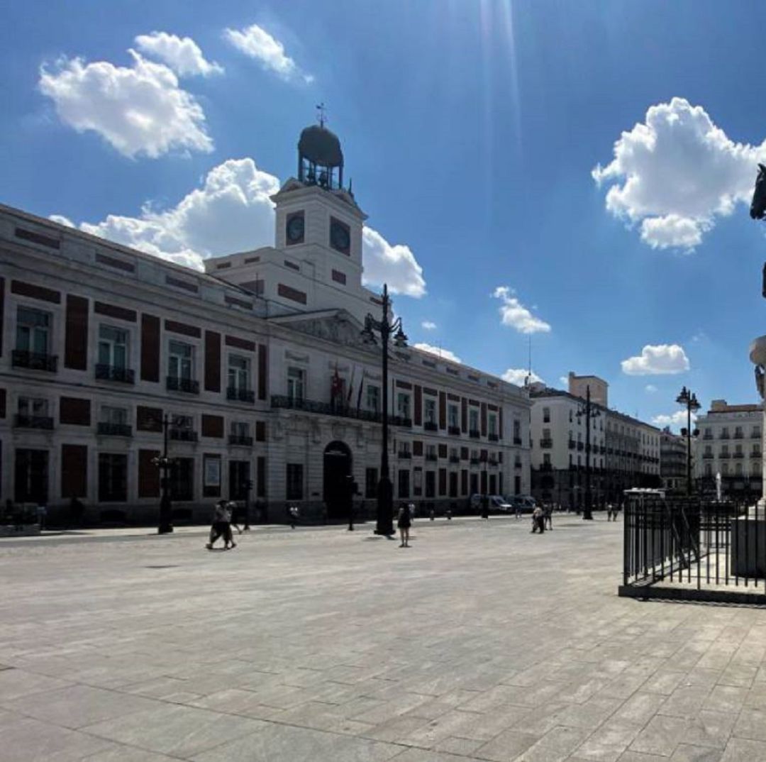 Al fondo a la izquierda el torreón en el que se ubica el famoso reloj de la Puerta del Sol en Madrid Al fondo a la izquierda el torreón en el que se ubica el famoso reloj de la Puerta del Sol en Madrid