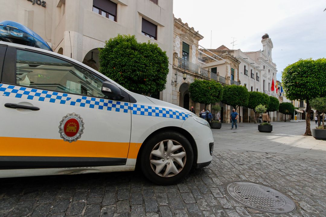 Vehículo de la Policía Local de Mérida en la Plaza de España Vehículo de la Policía Local de Mérida en la Plaza de España