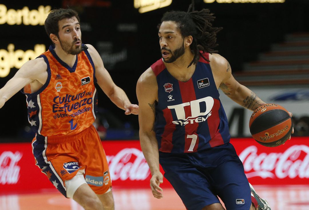 Los protagonistas de la vergonzosa jugada final que no pitaron los árbitros. Los protagonistas de la vergonzosa jugada final que no pitaron los árbitros.