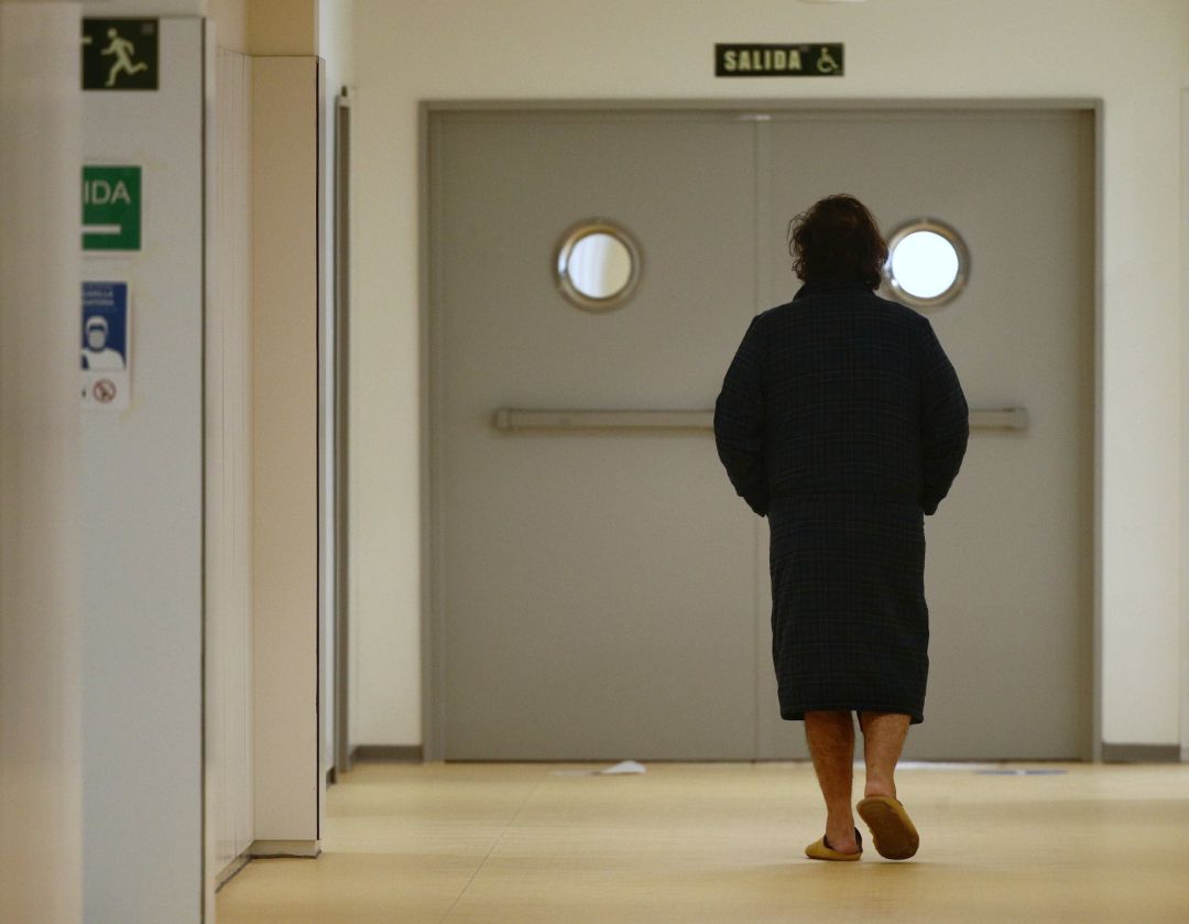 Un enfermo camina por el pasillo del Hospital de Emergencias Isabel Zendal Un enfermo camina por el pasillo del Hospital de Emergencias Isabel Zendal