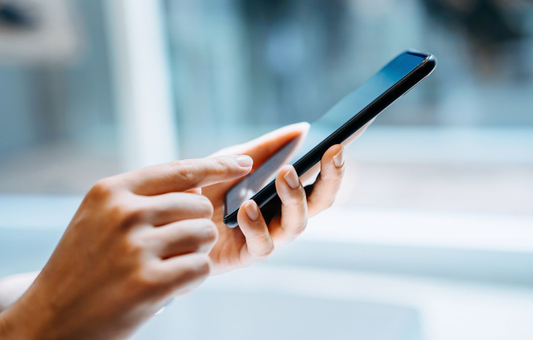 Una persona utiliza su teléfono móvil. Una persona utiliza su teléfono móvil.