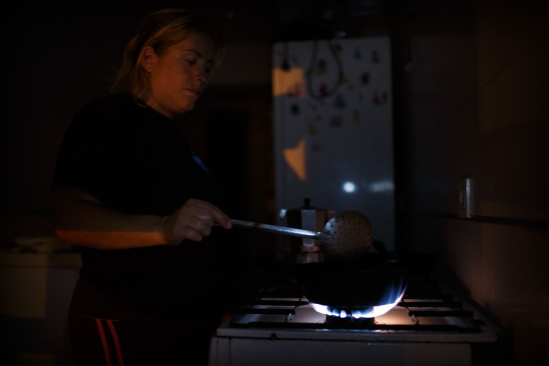 Una vecina de la Corrala Utopia (Sevilla) cocina sin luz en la casa donde vive con su marido y sus tres hijos. Una vecina de la Corrala Utopia (Sevilla) cocina sin luz en la casa donde vive con su marido y sus tres hijos.