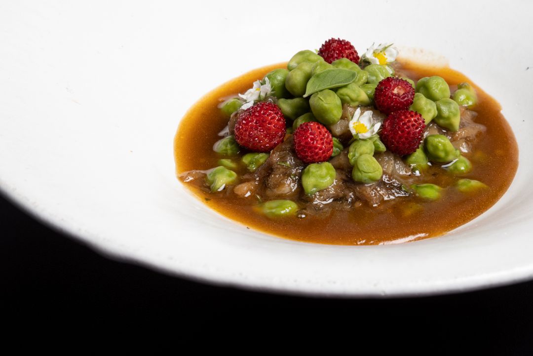 Manitas de cerdo garbanzo verde, fresas silvestres, orégano e hinojo (Maria Solivella). Manitas de cerdo garbanzo verde, fresas silvestres, orégano e hinojo (Maria Solivella).