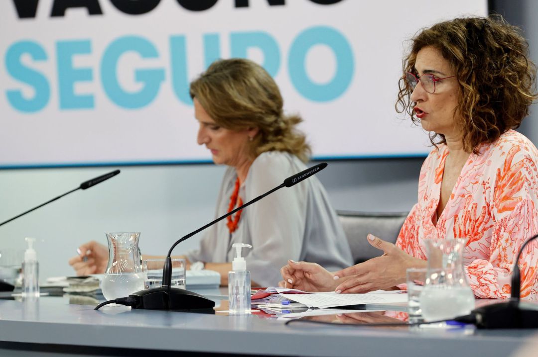 La portavoz del Gobierno y ministra de Hacienda, María Jesús Montero (d), y la ministra para la Transición Ecológica, Teresa Ribera (i), durante la rueda de prensa posterior a la reunión del Consejo de Ministros celebrada este martes en Moncloa. La portavoz del Gobierno y ministra de Hacienda, María Jesús Montero (d), y la ministra para la Transición Ecológica, Teresa Ribera (i), durante la rueda de prensa posterior a la reunión del Consejo de Ministros celebrada este martes en Moncloa.