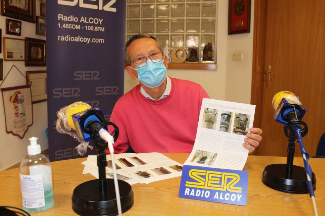 José María Segura, en el estudio de Radio Alcoy, mostrando las hojas de su estudio sobre estos rostros realizados en hierro en la parte alta de los tubos de los desagües de las casas José María Segura, en el estudio de Radio Alcoy, mostrando las hojas de su estudio sobre estos rostros realizados en hierro en la parte alta de los tubos de los desagües de las casas