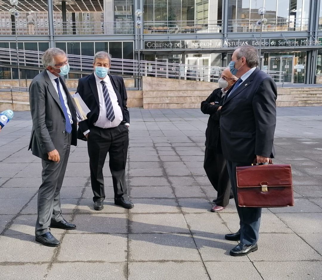 Francisco Álvarez Cascos en la entrada a los juzgados de Oviedo, acompañado de su abogado. Francisco Álvarez Cascos en la entrada a los juzgados de Oviedo, acompañado de su abogado.
