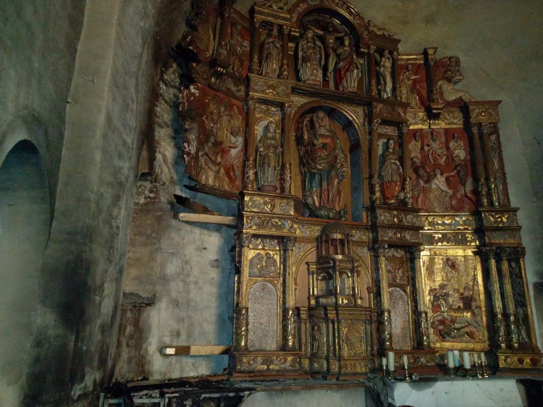 El retablo mayor se vió afectado por las llamas El retablo mayor se vió afectado por las llamas