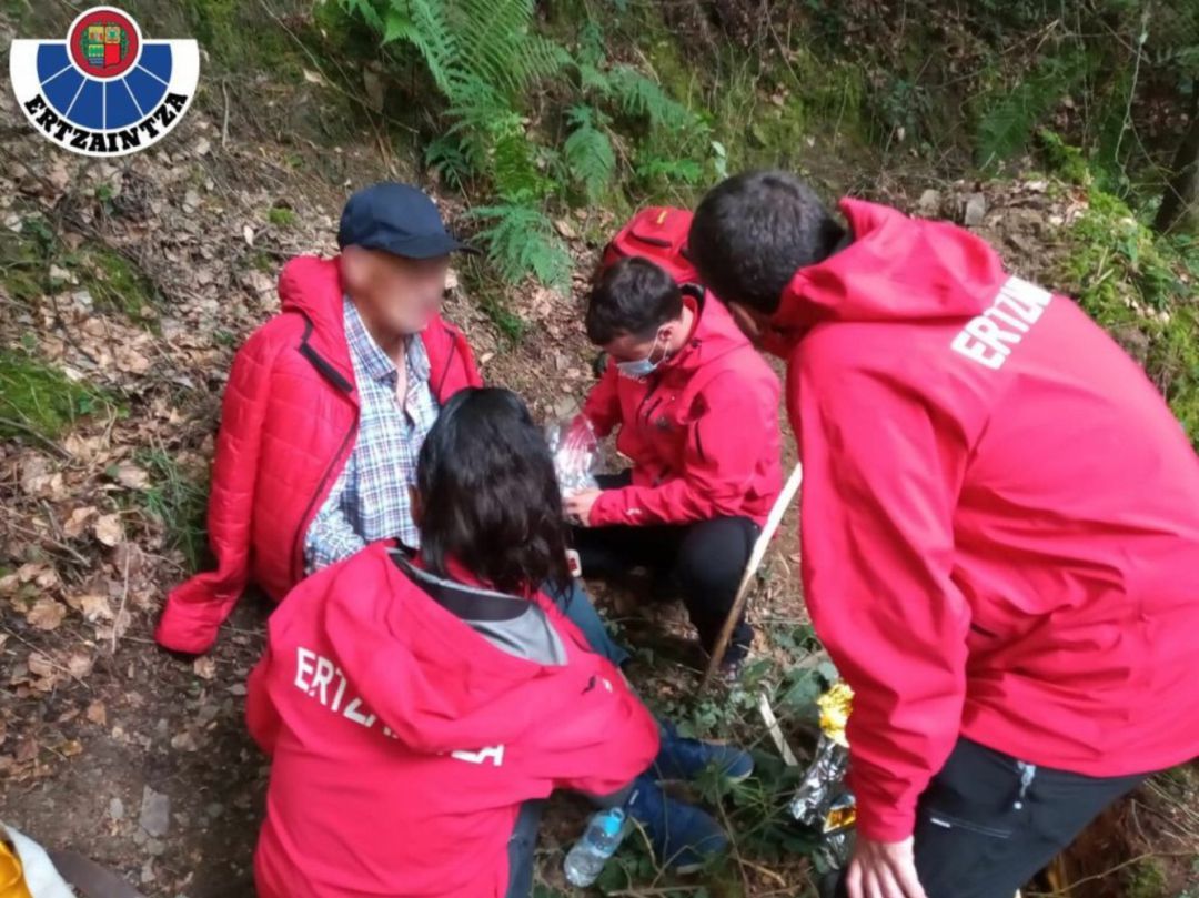 Momento en el que los agentes atienden al hombre tras haber sido localizado Momento en el que los agentes atienden al hombre tras haber sido localizado
