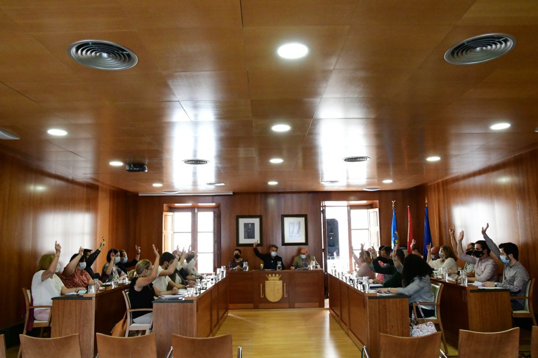 Momento de aprobación del punto sobre los premios 9 d'Octubre, en el pleno. Momento de aprobación del punto sobre los premios 9 d'Octubre, en el pleno.