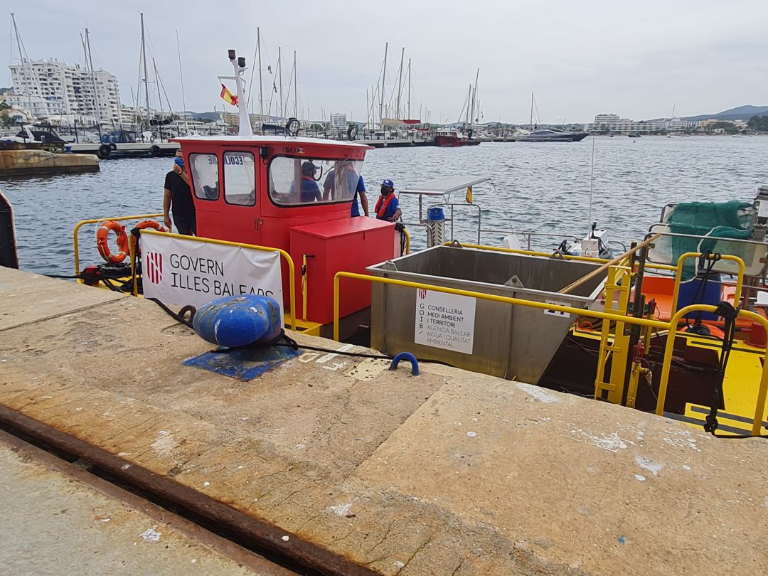 Imagen de una de las embarcaciones de limpieza del litoral Imagen de una de las embarcaciones de limpieza del litoral