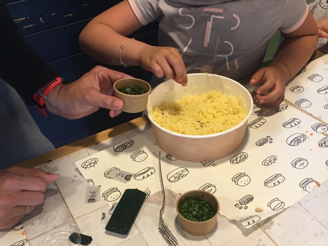 Dos de los participantes de la jornada pasada de los 'Talleres de cocina corresponsable para hombres' Dos de los participantes de la jornada pasada de los 'Talleres de cocina corresponsable para hombres'