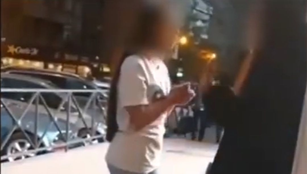 Captura del momento en el que una joven agrede a otra en una calle de Madrid Captura del momento en el que una joven agrede a otra en una calle de Madrid