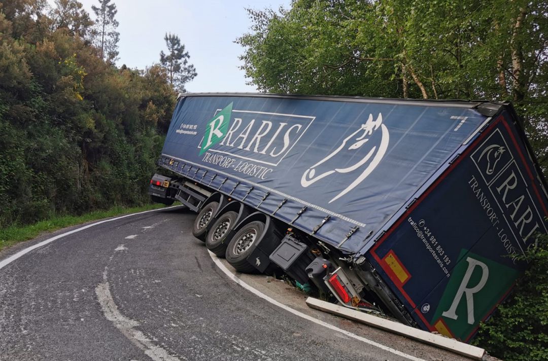 El remolque ha quedado anclado en la arboleda, bloqueando a la cabeza tractora El remolque ha quedado anclado en la arboleda, bloqueando a la cabeza tractora