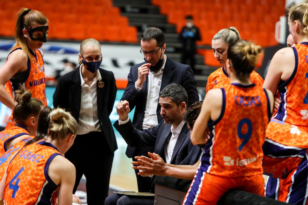 Rubén Burgos da instrucciones a las chicas de Valencia Basket Rubén Burgos da instrucciones a las chicas de Valencia Basket