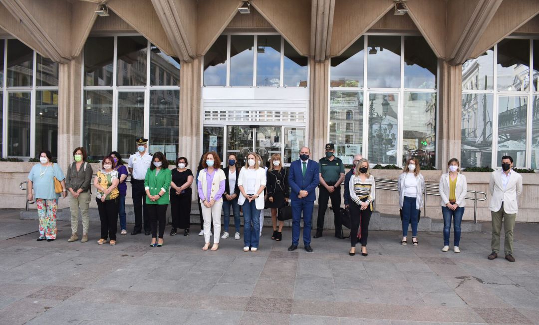 Representantes del conjunto de instituciones han guardado un minuto de silencio en la Plaza Mayor Representantes del conjunto de instituciones han guardado un minuto de silencio en la Plaza Mayor