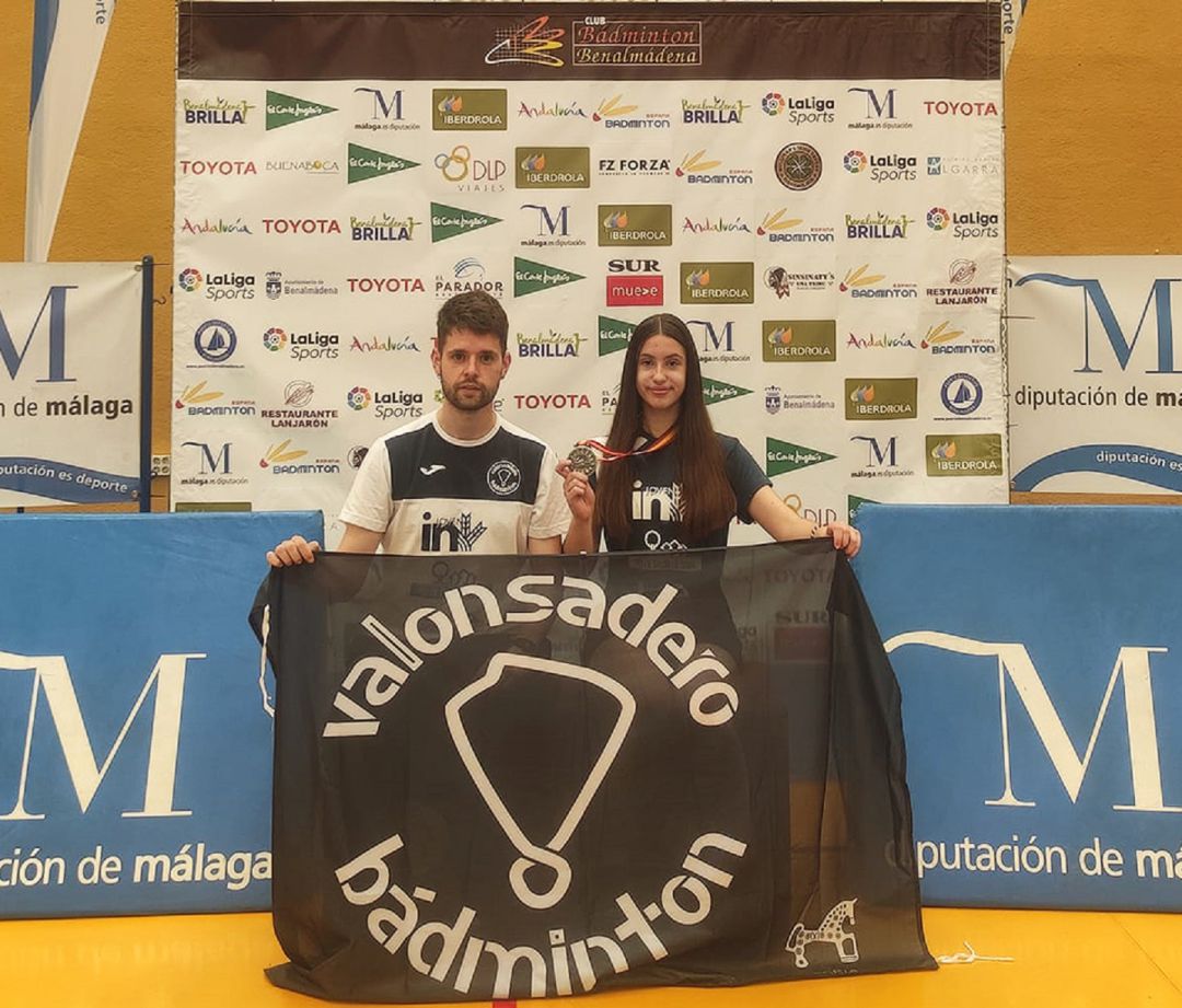 Carmen Carro, con su medalla, junto a su entrenador Carlos Palero. Carmen Carro, con su medalla, junto a su entrenador Carlos Palero.