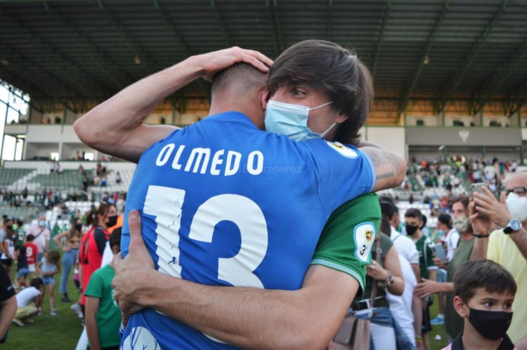 Olmedo se abraza a un compañero tras el partido del pasado domingo Olmedo se abraza a un compañero tras el partido del pasado domingo