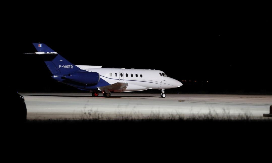 El avión medicalizado que traslada a Argel al líder del Frente Polisario, Brahim Gali, despega del aeropuerto español de Pamplona rumbo a la capital argelina. El avión medicalizado que traslada a Argel al líder del Frente Polisario, Brahim Gali, despega del aeropuerto español de Pamplona rumbo a la capital argelina.