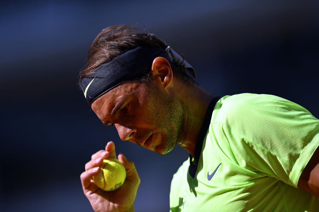 Rafa Nadal se prepara para servir en Roland Garros Rafa Nadal se prepara para servir en Roland Garros