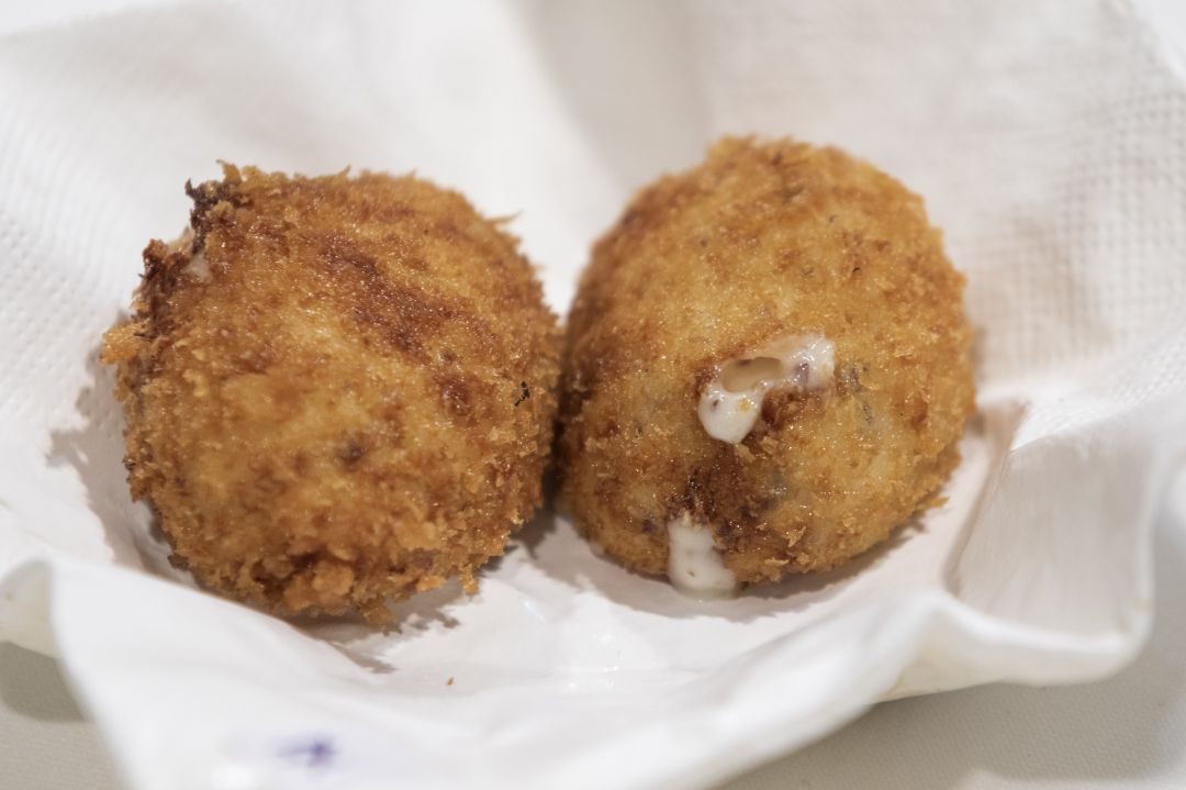 Javier Sanz y Juan Sahuquillo (Cañitas Maite, Casas Ibáñez, Albacete) preparan la mejor croqueta de jamón de España, según el concurso celebrado en Madrid Fusión 2021. Javier Sanz y Juan Sahuquillo (Cañitas Maite, Casas Ibáñez, Albacete) preparan la mejor croqueta de jamón de España, según el concurso celebrado en Madrid Fusión 2021.