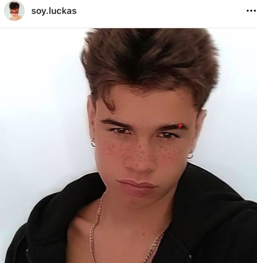 El hijo de Toni Cantó se desmarca de los pensamientos de su padre en redes. El hijo de Toni Cantó se desmarca de los pensamientos de su padre en redes.